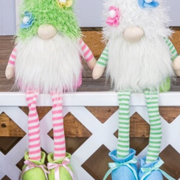 Fuzzy Flower Hat Gnome - Picture 2 of 4